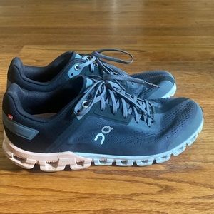 On cloud cloudflow sneakers size 10.5